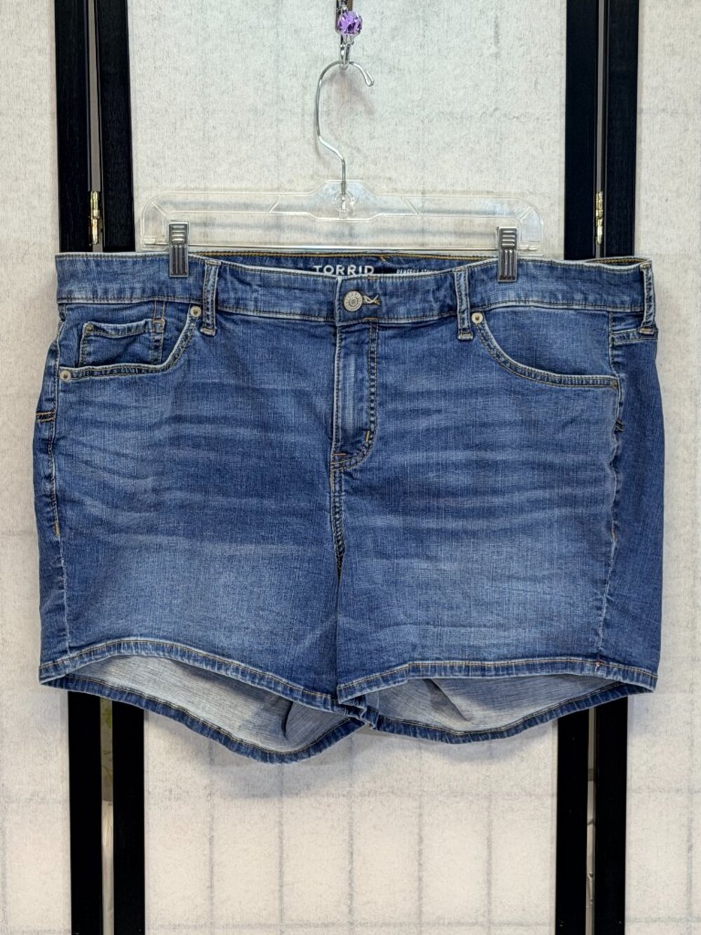 Torrid Perfect 5" Vintage Stretch Denim Jean Shorts Jorts 20 Medium Wash